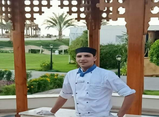 باحث عن فرصة عمل انا طباخ مصري ارغب السفر اعمل حاليا في شرم الشيخ علي استعداد للسفر